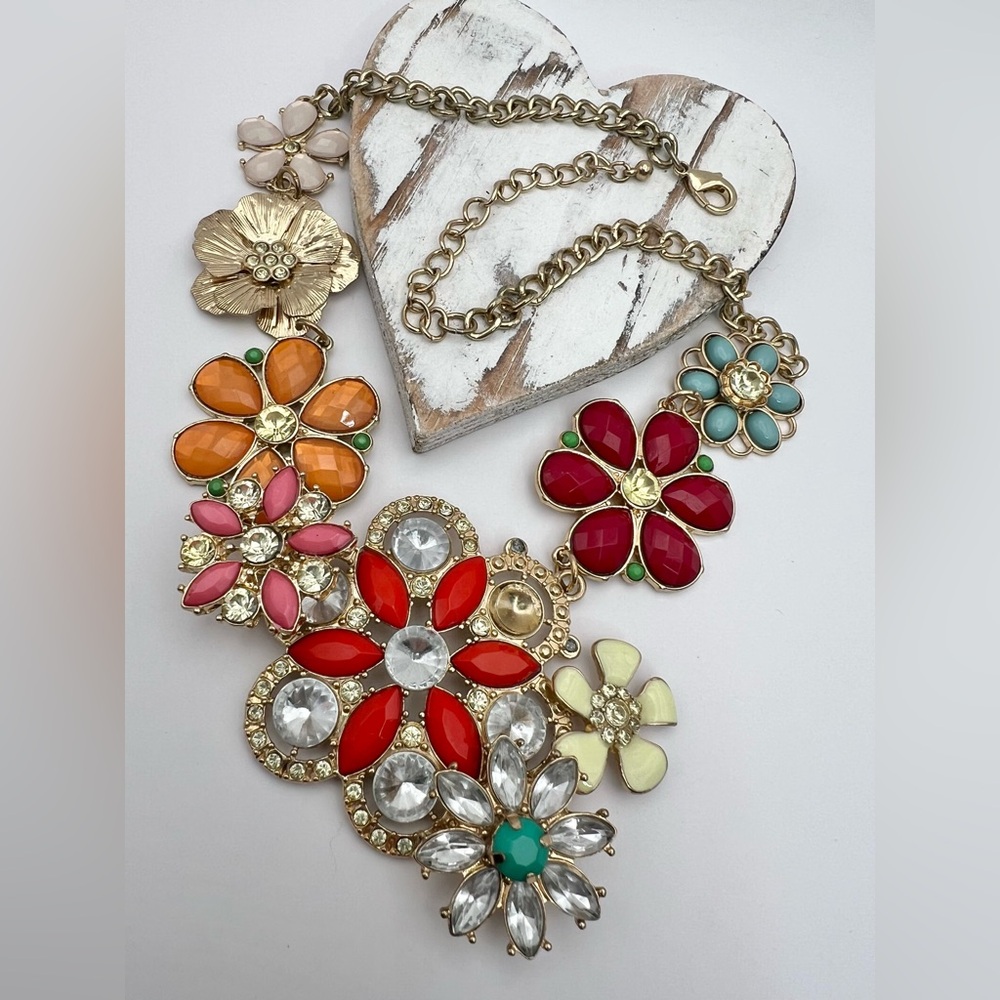 MULTICOLOR STATEMENT FLORAL NECKLACE - Picture 10 of 10